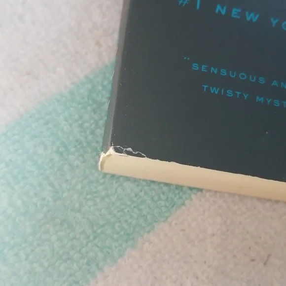 Dark Places by Gillian Flynn - Picture 5 of 6